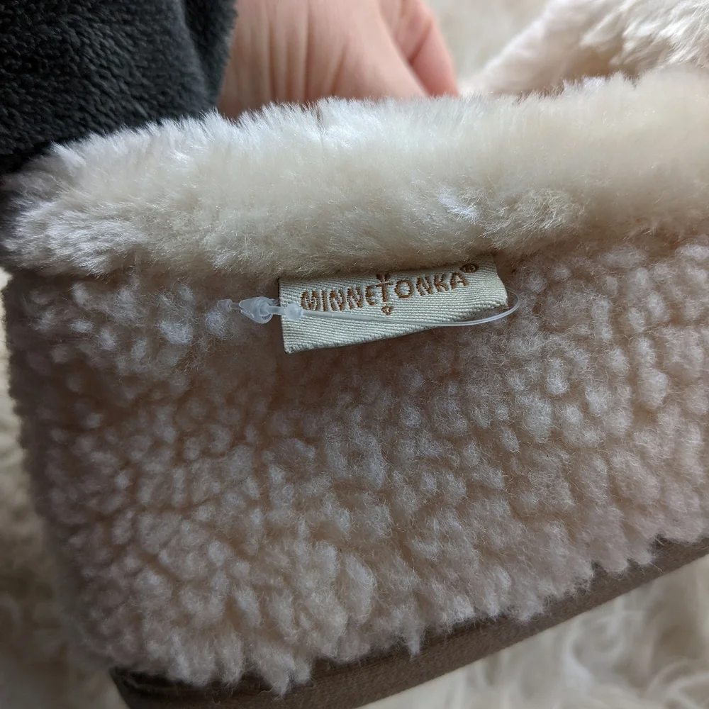 NWOT Minnetonka Cream Color Slippers Size Large 8-9 - Picture 4 of 5